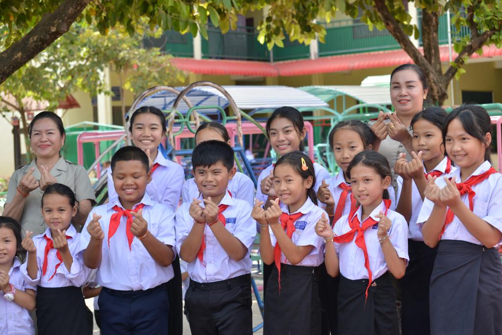 在采访中,中老友好农冰村小学师生为老中友谊“比心”。