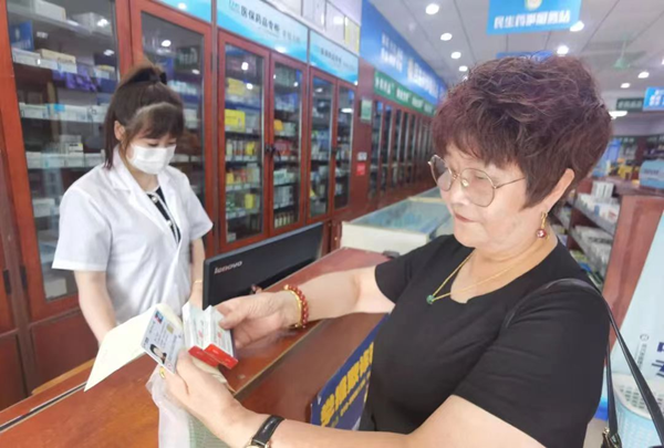 浙江嘉善的医保定点药店内,苏州吴江区居民刷社保卡购药。嘉善县委宣传部供图