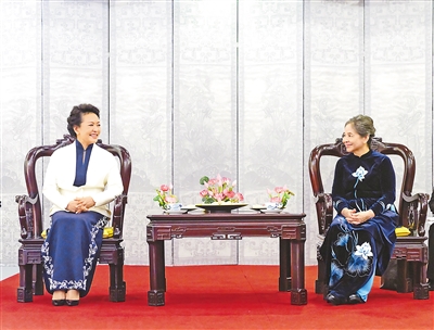 彭丽媛同越共中央总书记夫人吴氏敏参观越南妇女博物馆并茶叙