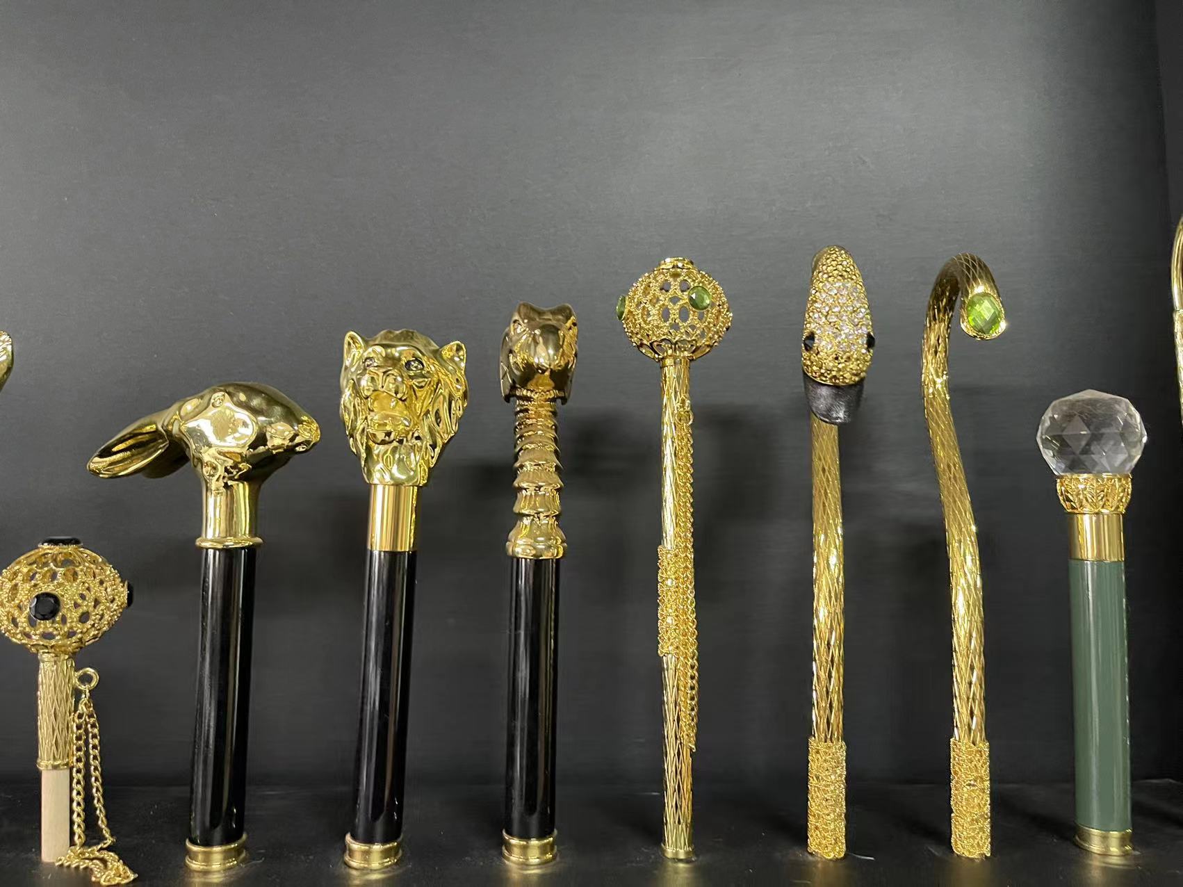 在雷鹏琳办公室里，摆满了各式各样的伞柄。人民网记者 王丽玮摄