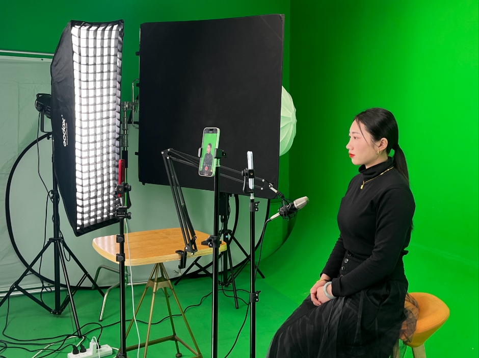 在四川省昭觉县，一位真人主播在绿幕前录制视频用于形象复刻。人民网 王雪彤摄