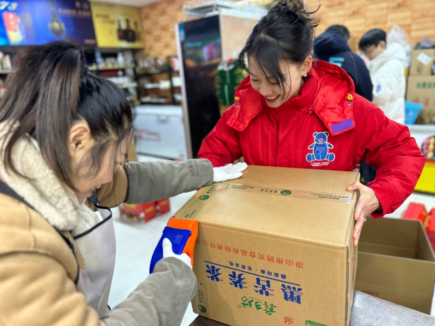 工作人员分拣、打包发往全国各地的年货礼包。王海芳 摄