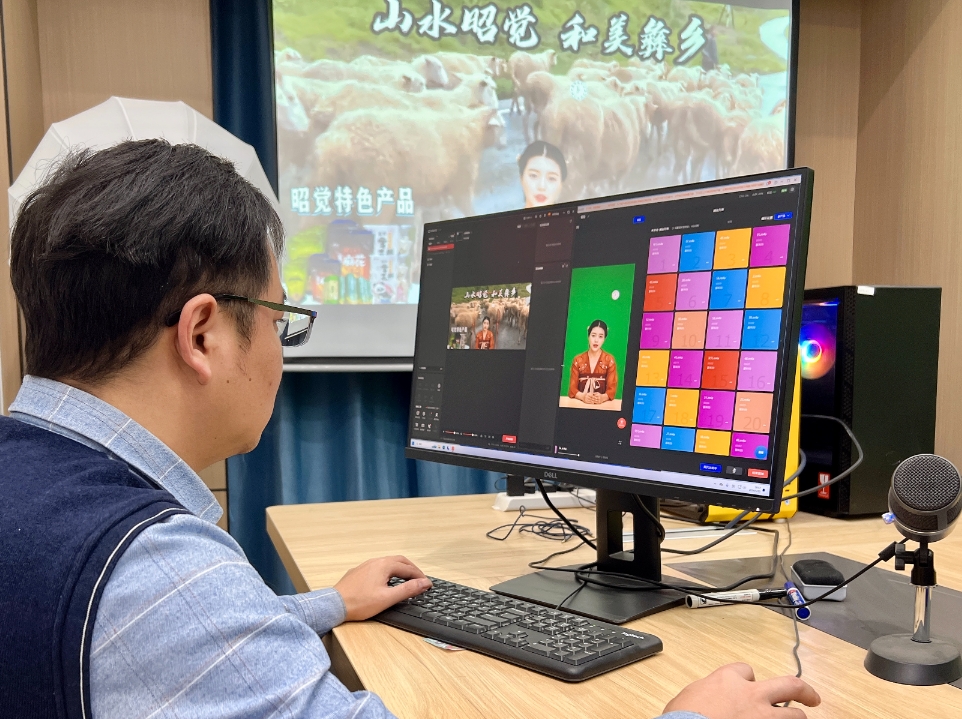 工作人员正在后台选择适合的数字主播形象。人民网 王雪彤摄