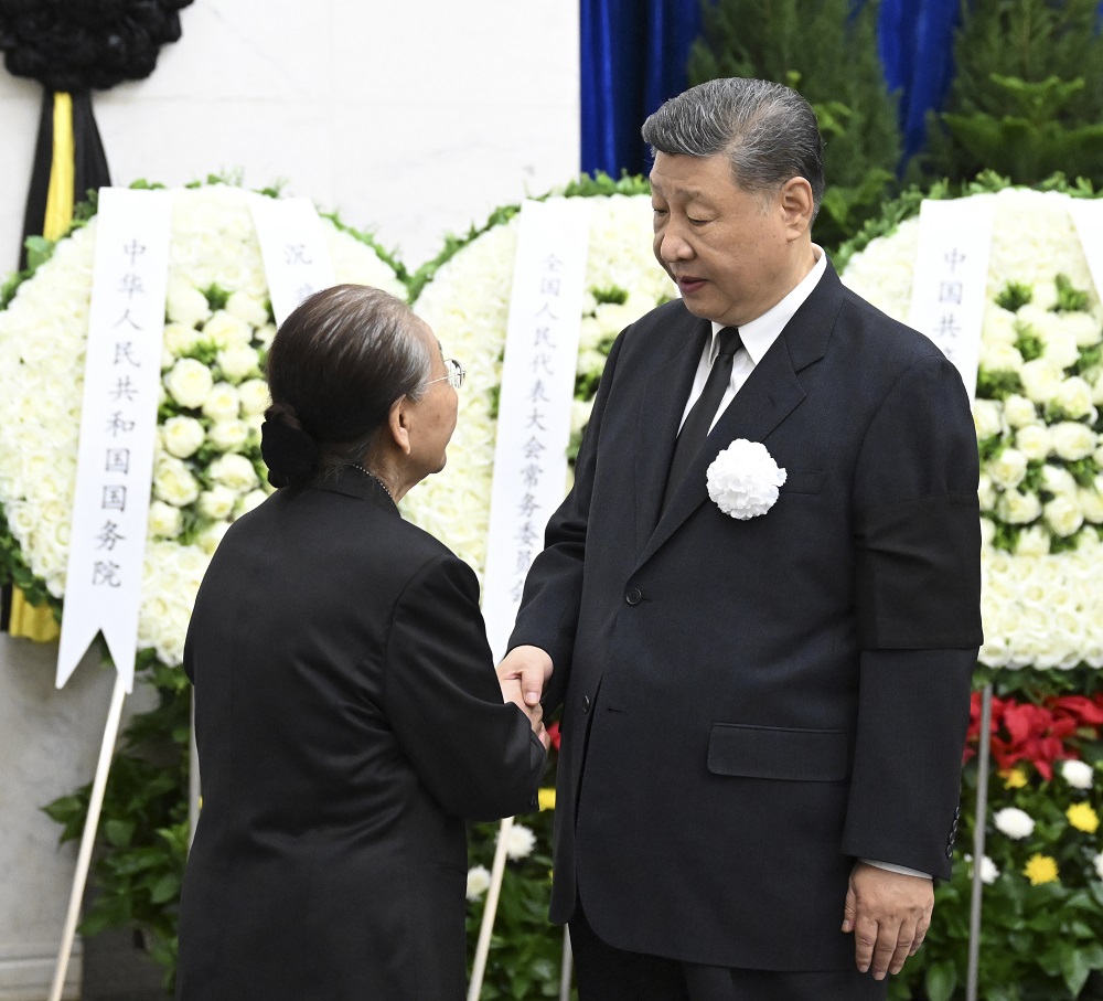 热地同志遗体在京火化
