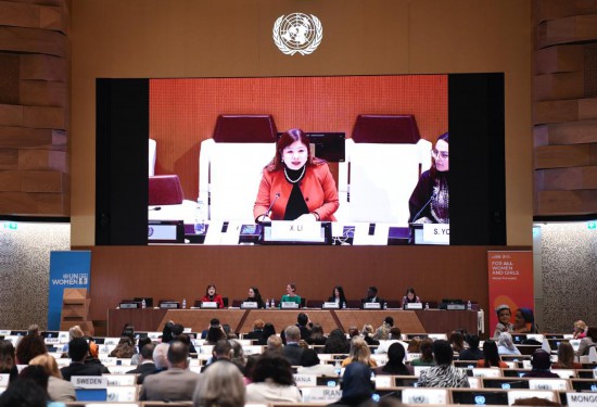 3月7日，在瑞士日内瓦万国宫，中国代表在联合国国际劳动妇女节纪念活动暨北京世界妇女大会三十周年对话会上讲话。新华社记者 连漪 摄